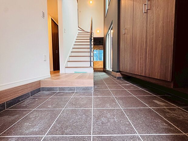 落ち着いた雰囲気の玄関、家族の帰りを暖かく迎えてくれます