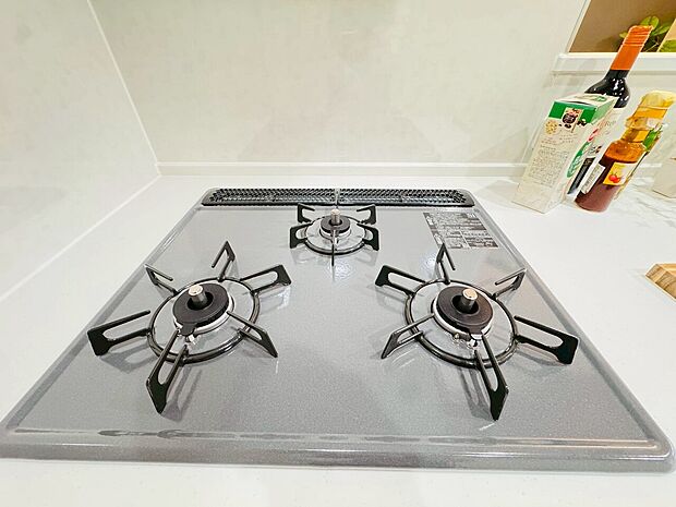 3口ガスコンロでお料理のスピードもUP 効率よくお料理ができますね