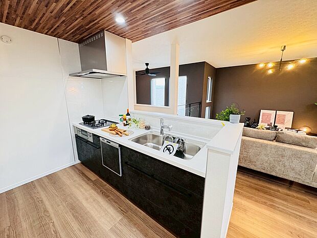 リビングの様子を見渡せる明るい対面キッチンで楽しくお料理出来ますね