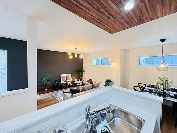 対面キッチンからはリビング全体が見渡せてお子様がいても安心な空間