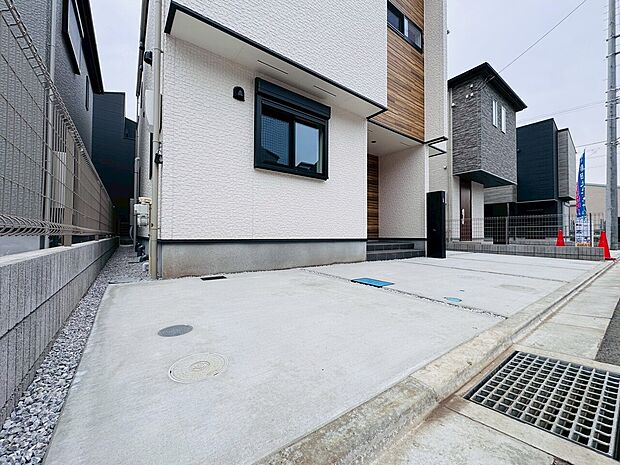 2台分可能なゆとりの敷地。1台の方でもお客様が来られた時に安心です