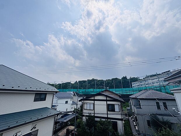 住宅街の中の建物が見える眺望と周辺環境