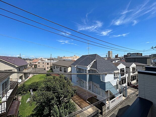住宅街を見渡すバルコニーからの眺望