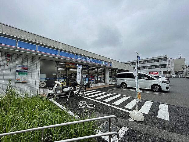 ローソン　八王子片倉町店　距離約450m