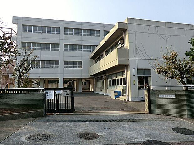 横浜市立領家中学校 距離約650m