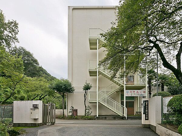 八王子市立浅川中学校　距離約650m