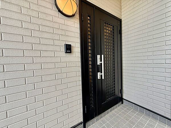 シンプルな黒いドアの住宅入口