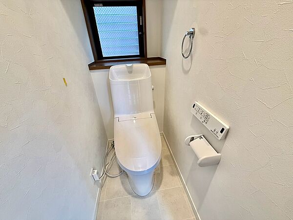 コンパクトなトイレの室内写真です