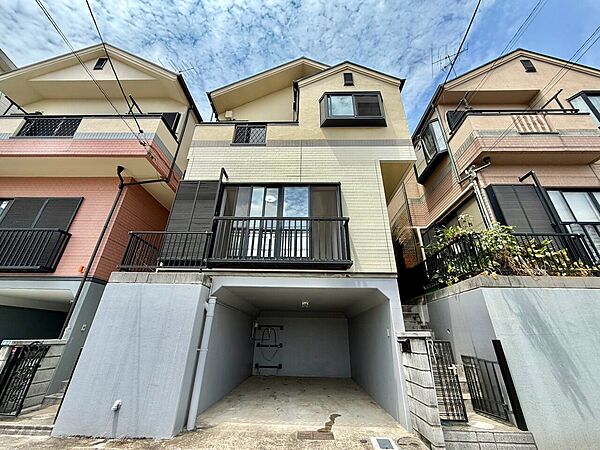 駐車スペース付きの3階建て住宅の外観写真です
