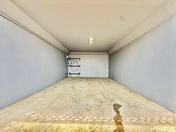 屋根付きの広い駐車スペースです