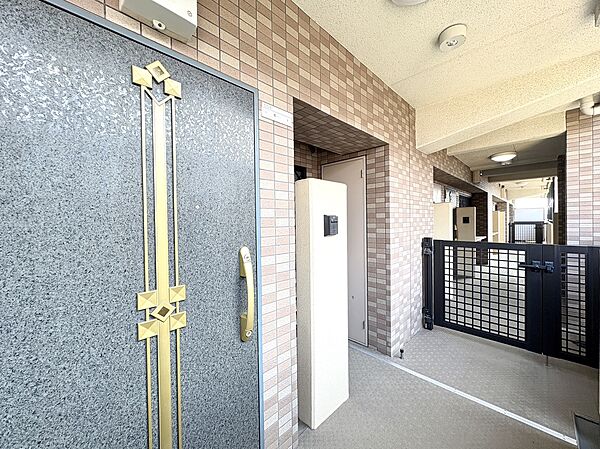 玄関ドアとインターホンのあるマンション入口の様子です
