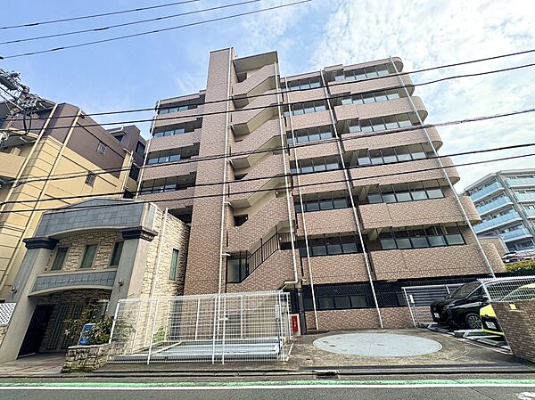 多層構造のマンション外観で周辺は住宅街です