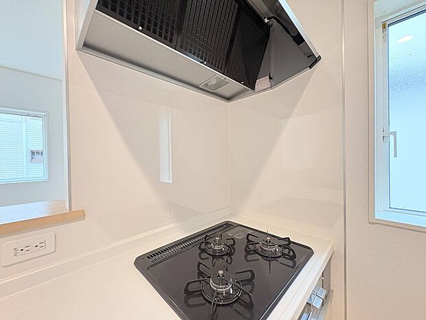 コンロと換気扇があるシンプルなキッチン