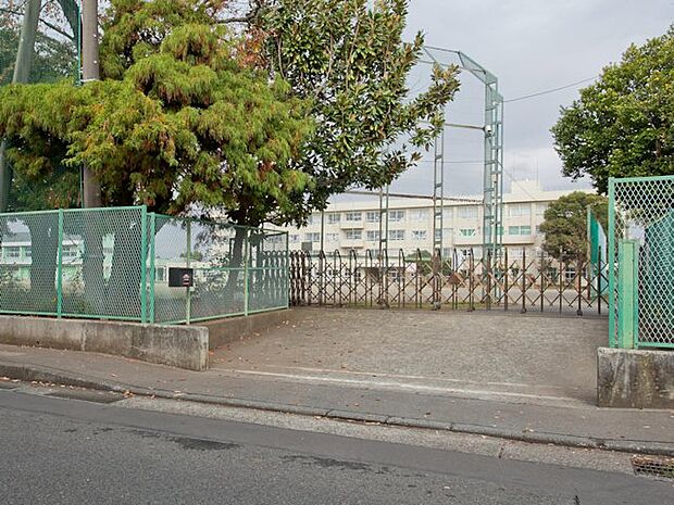 厚木市立依知小学校 距離約650m