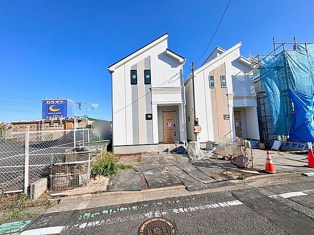 2棟並ぶ新築戸建ての外観と周辺道路の様子