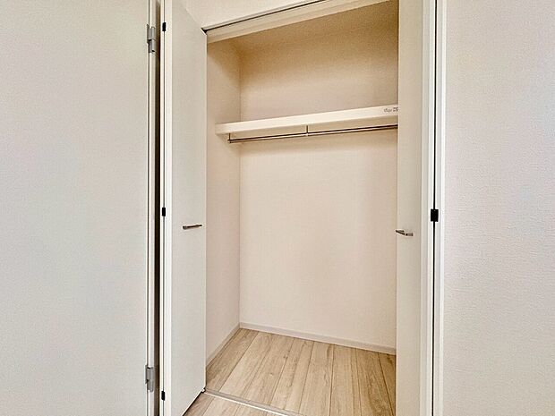 シンプルな収納スペース、棚付きで使いやすい