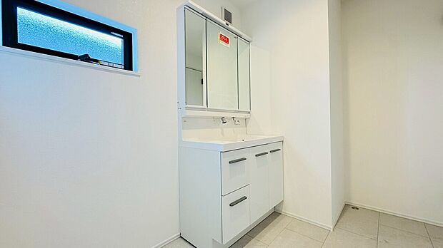 歯ブラシや洗面グッズなども収納できる三面鏡はお手入れも簡単です!