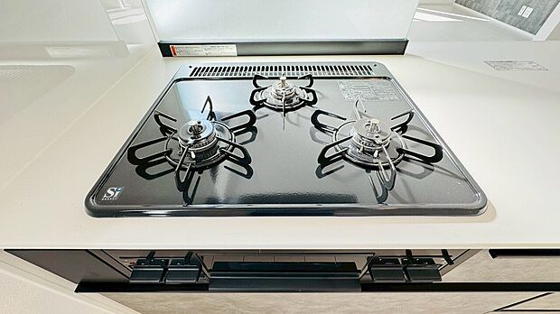 3口ガスコンロでお料理のスピードもUP。効率よくお料理ができますね