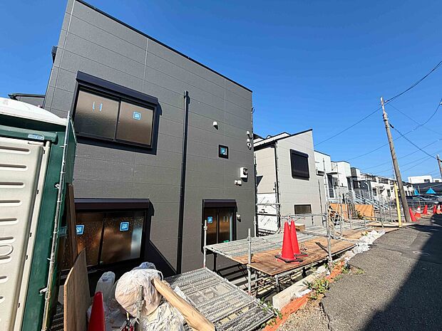 建設中の住宅が並ぶ新興住宅地の外観です