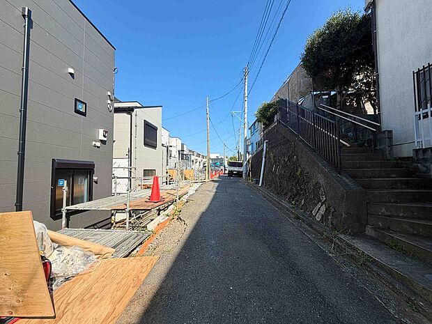 住宅街の静かな道路沿いの土地の様子です