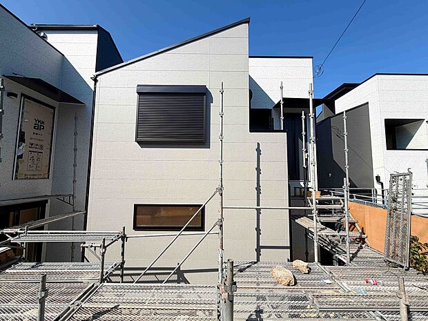 新築の白い外観が特徴の住宅です