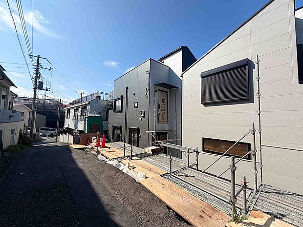住宅街に並ぶ新築の戸建ての外観です