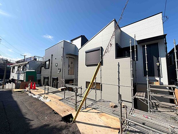 新築の住宅が並ぶ街並みの外観です