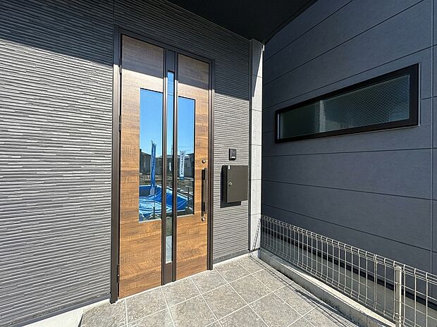 玄関ドアと外壁が見える建物入口