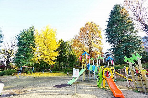 六本杉公園　距離約140m