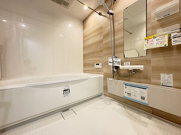 木目調パネルの浴室でゆったりくつろげます