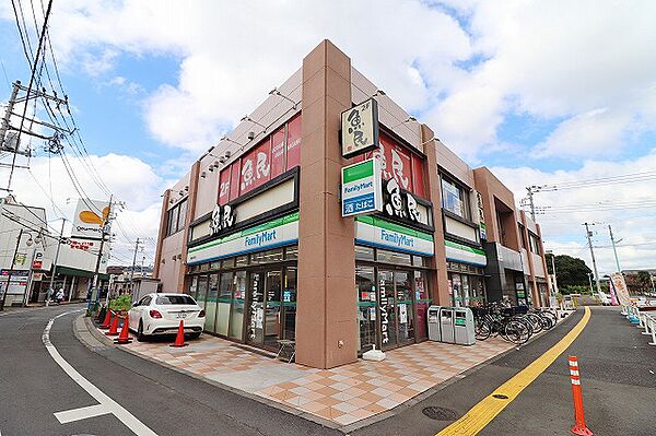 ファミリーマート　稲城長沼駅前店　距離約200m