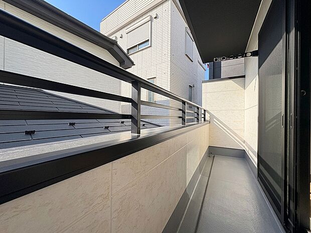 建物沿いの細長い通路