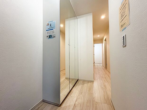 廊下から居室方向を見た室内