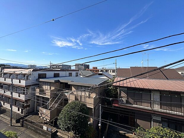 建物と周辺の街並みを望む眺望