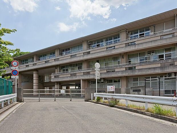 横浜市立中山中学校 距離約1240m