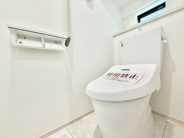温水洗浄便座付きのトイレ