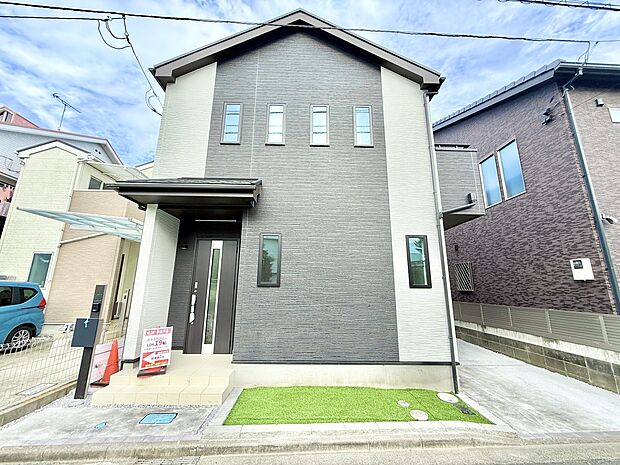 戸建て住宅の外観玄関前に駐車スペースあり