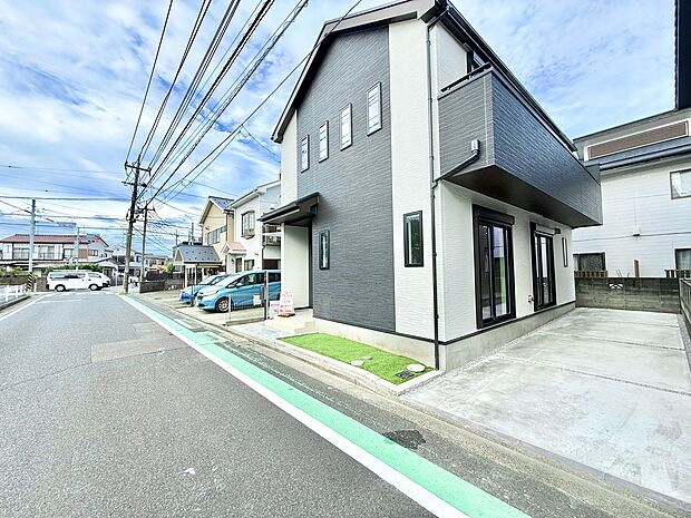 前面道路に面した2階建て住宅の外観