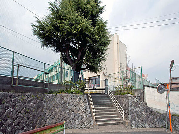 八王子市立第六中学校まで約610m