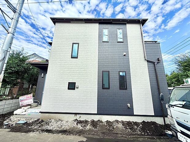 白と黒を基調とした2階建て住宅の外観