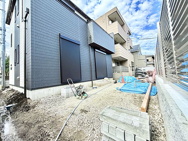 建物脇の通路と屋外設備