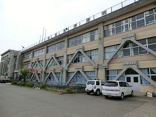 日野市立七生中学校 距離約1200m