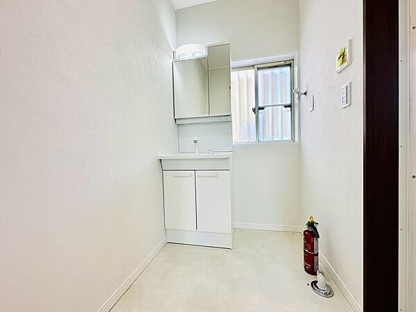 白を基調とした室内にキッチンが見える