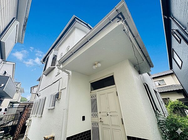 白い外壁の戸建て住宅の玄関まわり