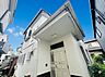 外観：白い外壁の戸建て住宅の玄関まわり