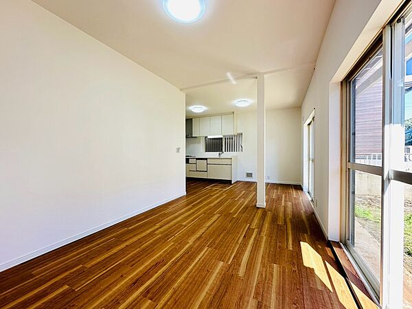 木目調の床が広がる明るい洋室