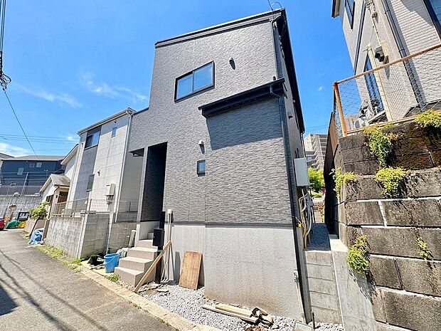 住宅街に立つモダンな2階建て住宅の外観です