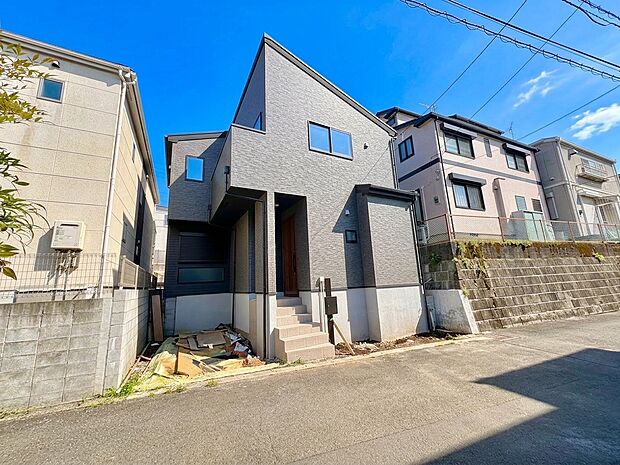 シンプルなデザインの住宅外観、閑静な住宅街に位置