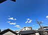 周辺：晴天の空が見える住宅街の眺望です