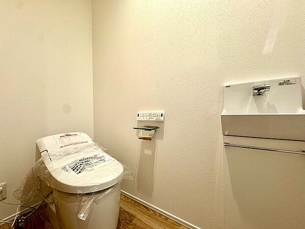 トイレと洗面台が設置された水回り
